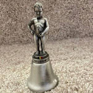 Handmade (Belgique)metal bell pissing boy